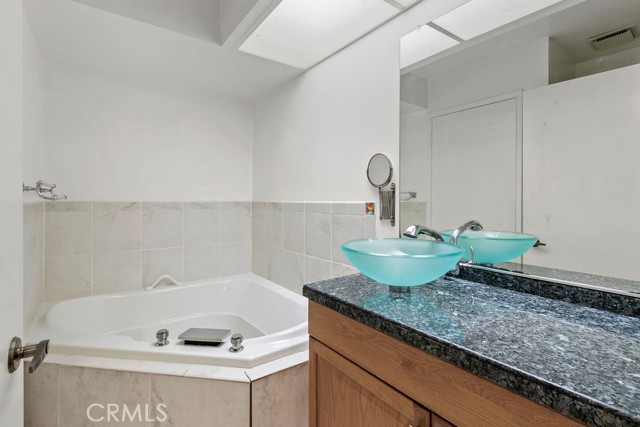 MLS #OC25221307 image #8