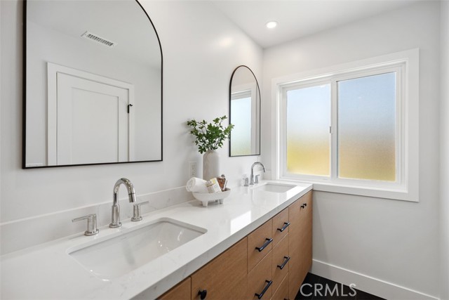 MLS #OC25222003 image #24