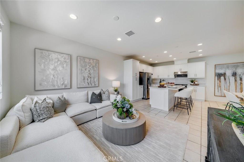 MLS #OC25223142 image #1