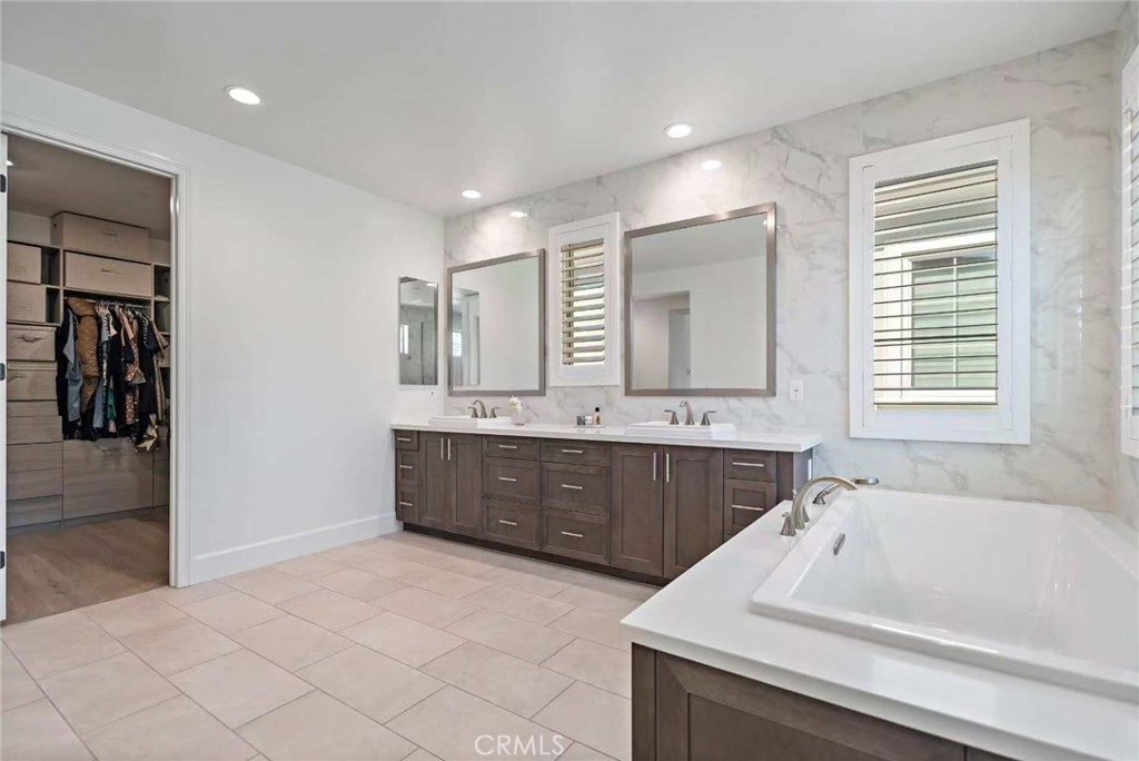 MLS #OC25223381 image #10