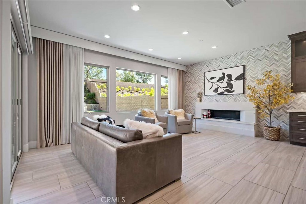 MLS #OC25223381 image #12