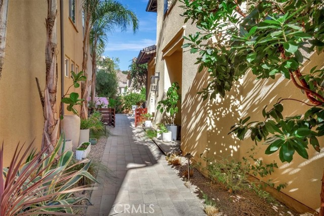 MLS #OC25225024 image #2