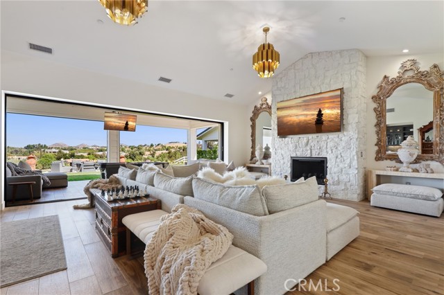 MLS #OC25225035 image #1