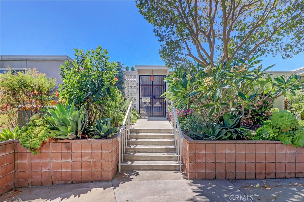 MLS #OC25225128 image #1