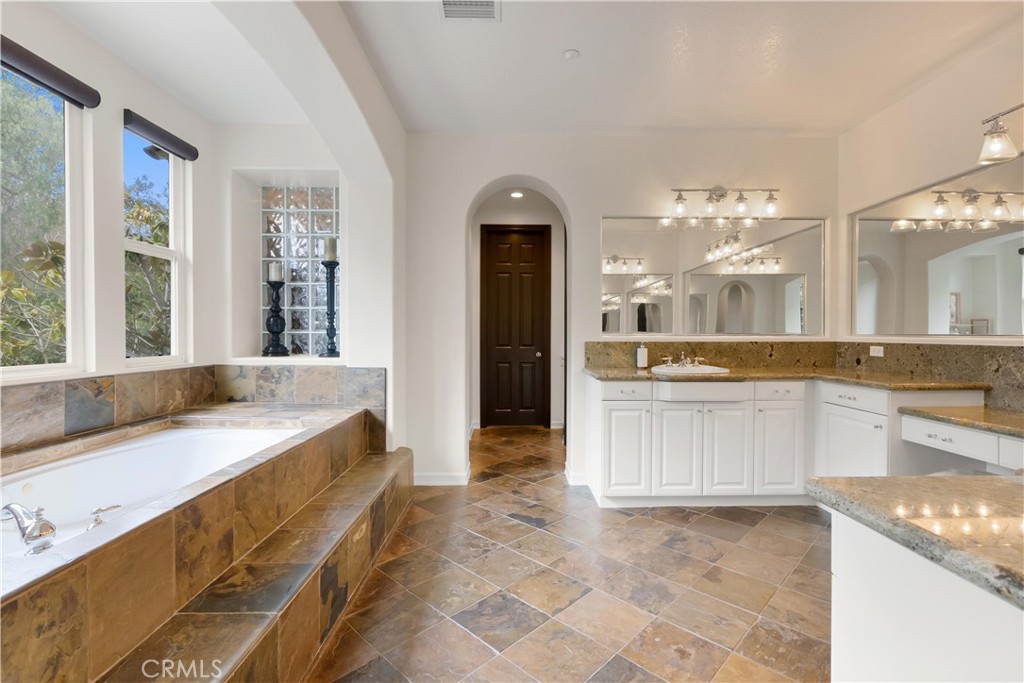 MLS #OC25225684 image #31