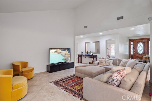 MLS #OC25226576 image #1