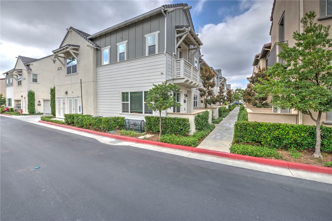 MLS #OC25227460 image #1