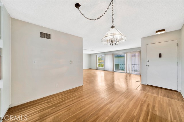 MLS #OC25227943 image #4