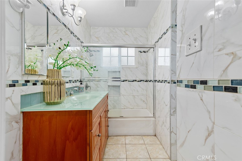 MLS #OC25230442 image #17