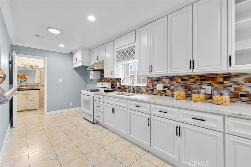 MLS #OC25230442 image #9