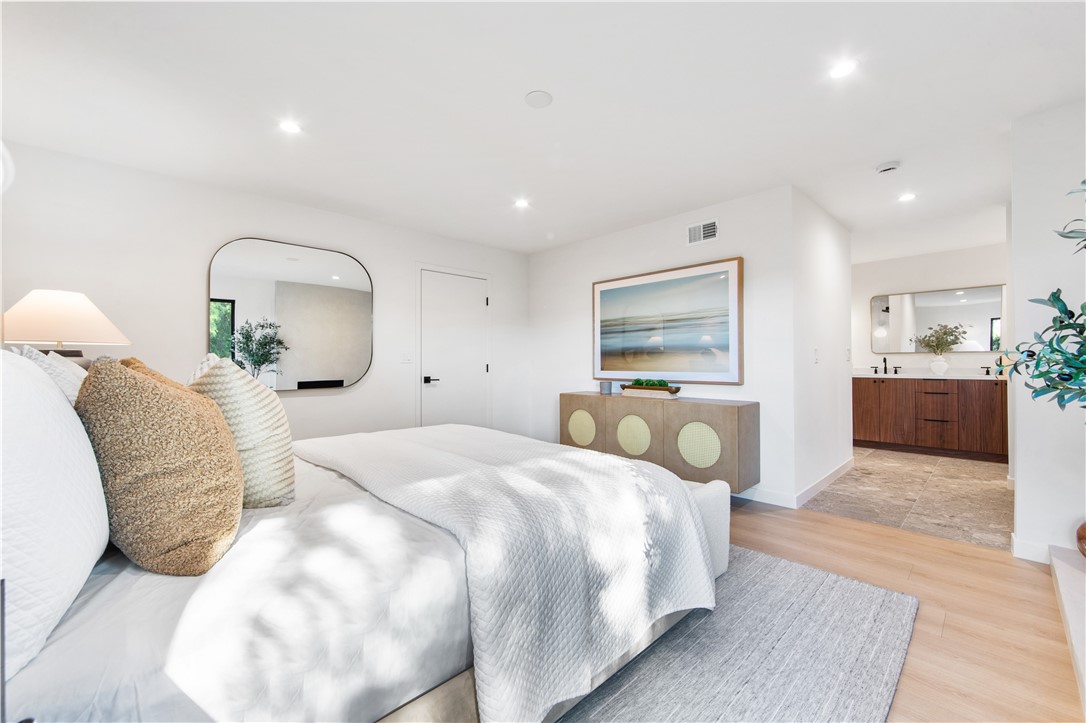 MLS #OC25232077 image #32