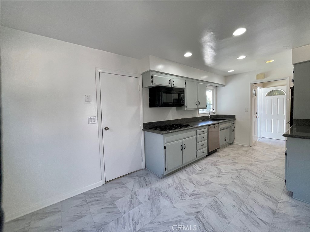 MLS #OC25232084 image #1