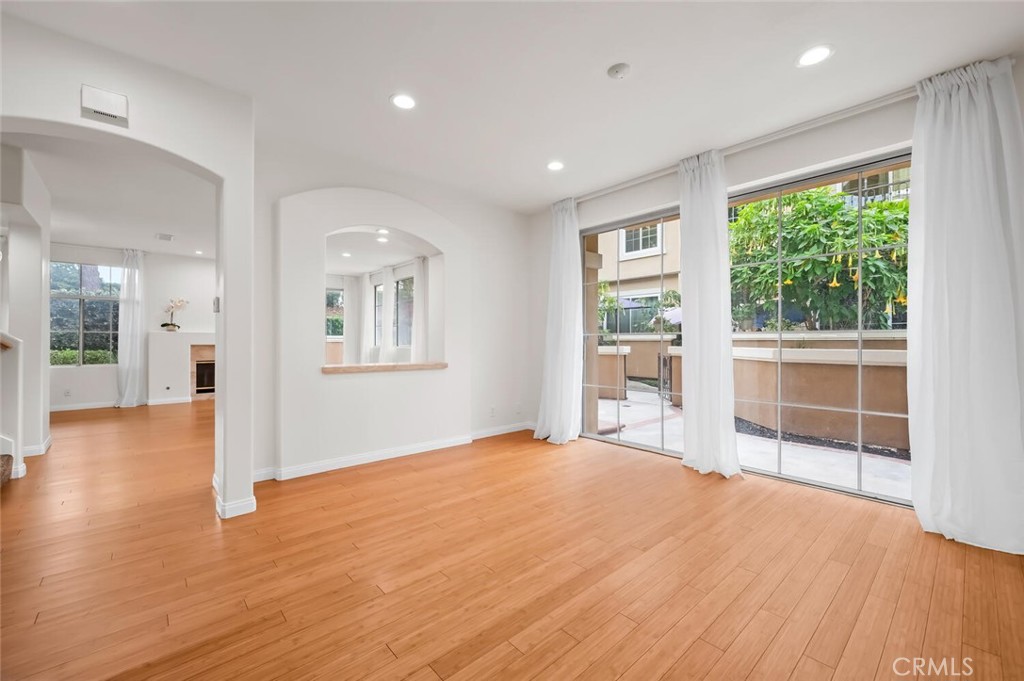 MLS #OC25233013 image #9