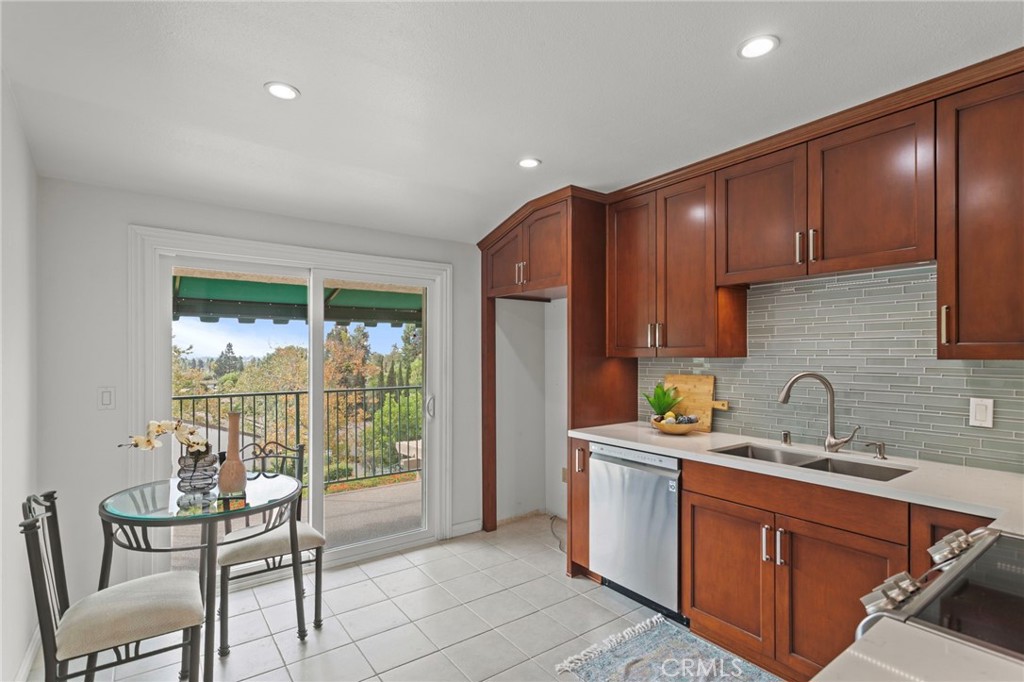 MLS #OC25234322 image #9