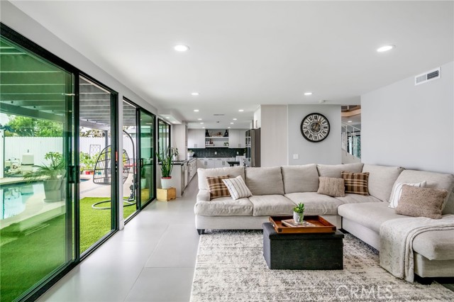 MLS #OC25235397 image #9