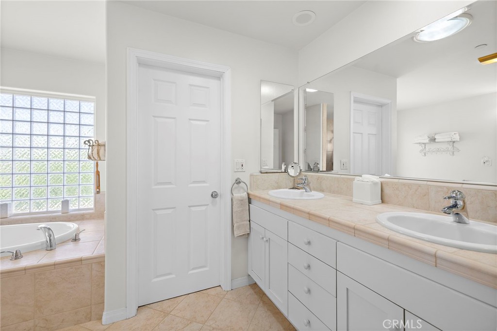 MLS #OC25235642 image #27