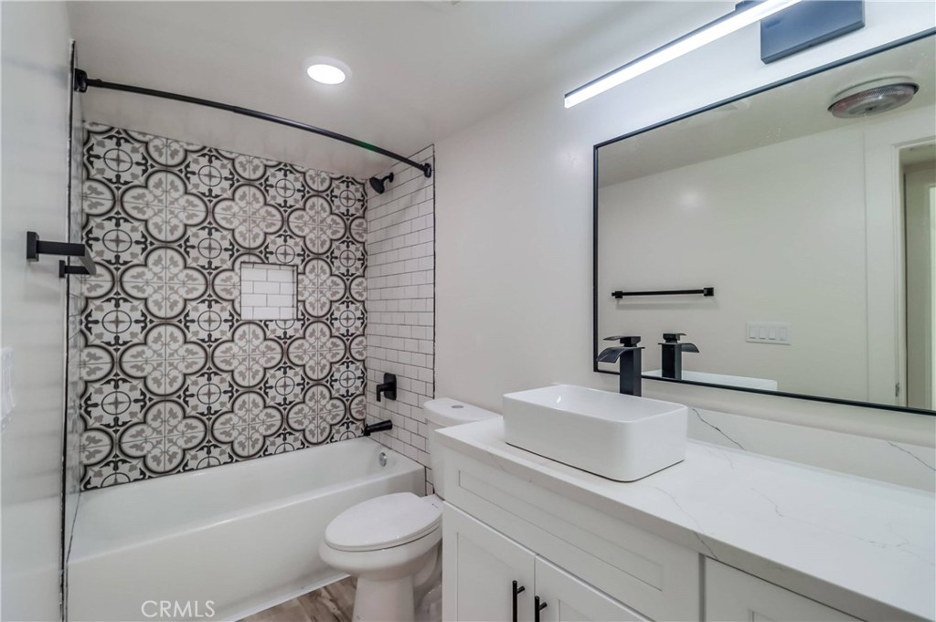 MLS #OC25236390 image #9