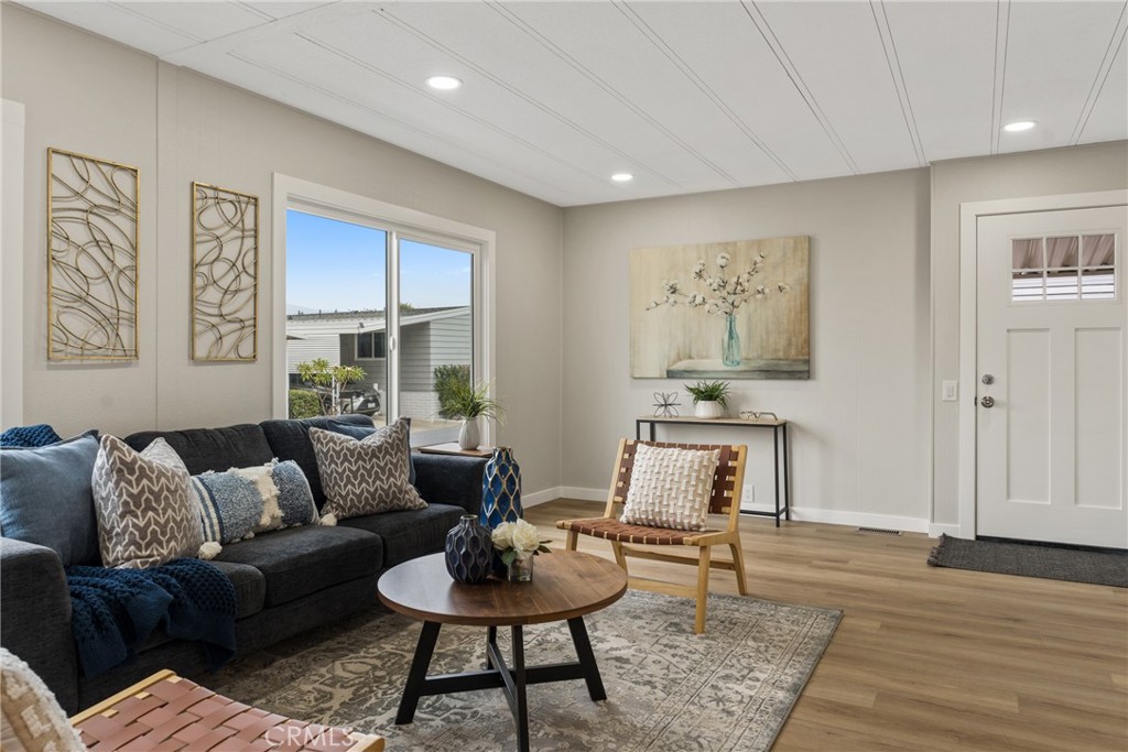 MLS #OC25236760 image #1