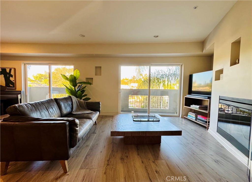 MLS #OC25237158 image #1