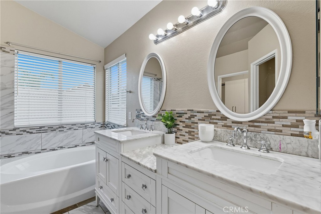 MLS #OC25237596 image #14