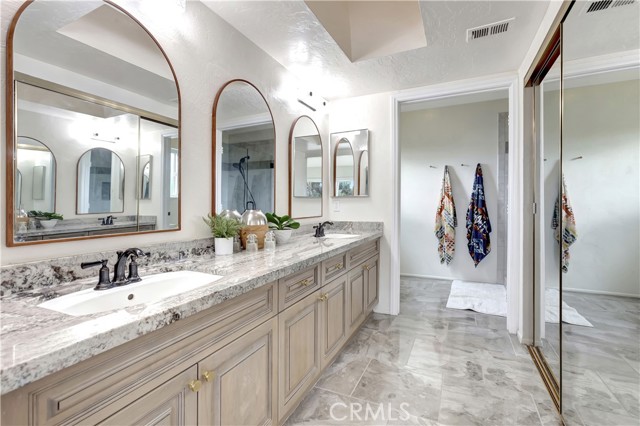 MLS #OC25240321 image #24