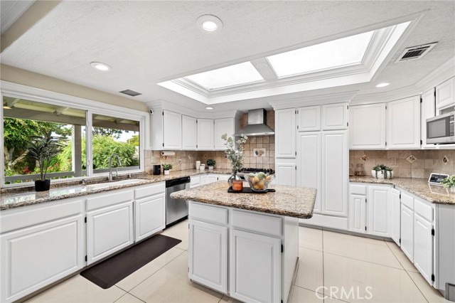 MLS #OC25240897 image #16