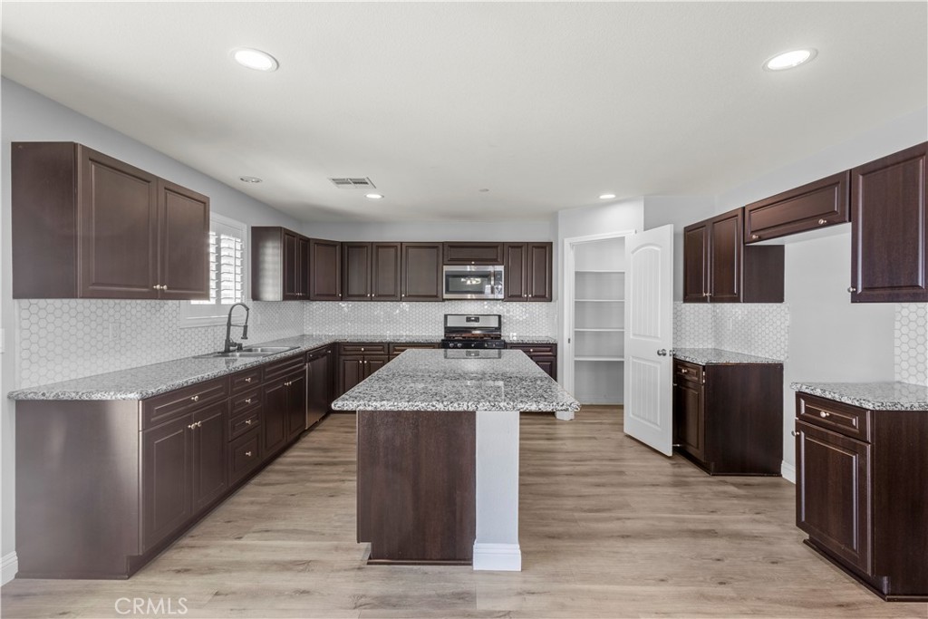 MLS #OC25241556 image #17