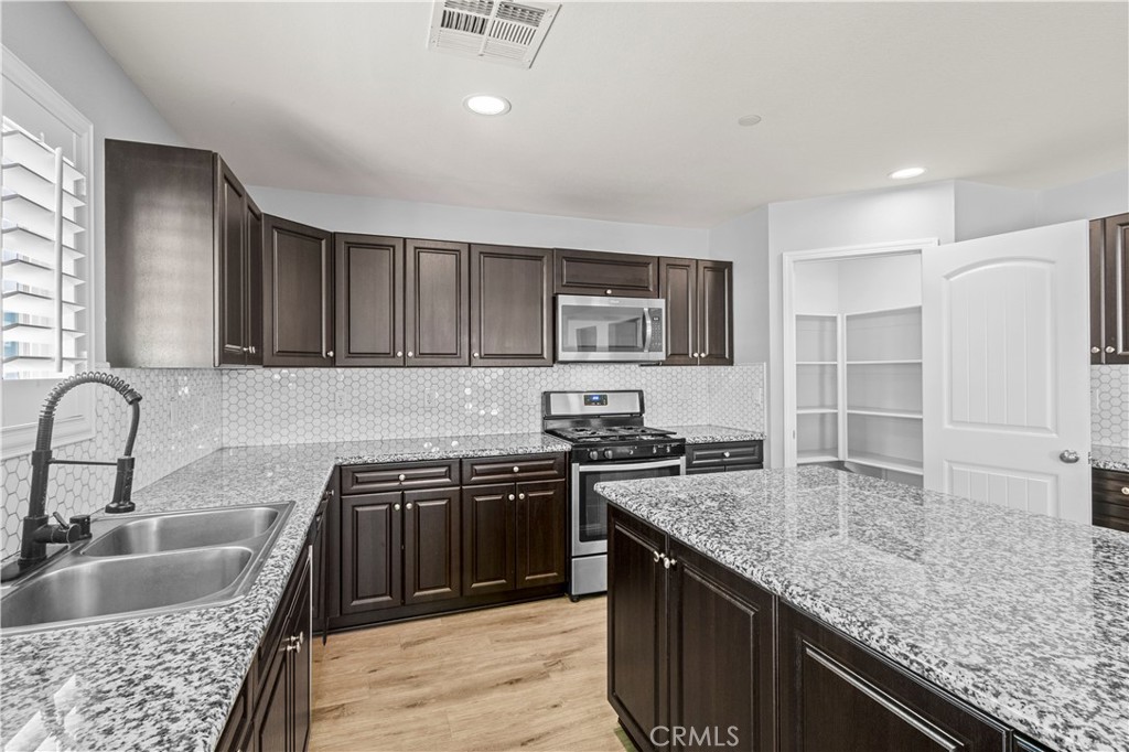 MLS #OC25241556 image #19