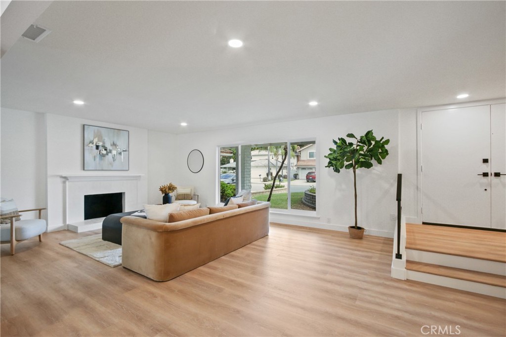 MLS #OC25242202 image #9