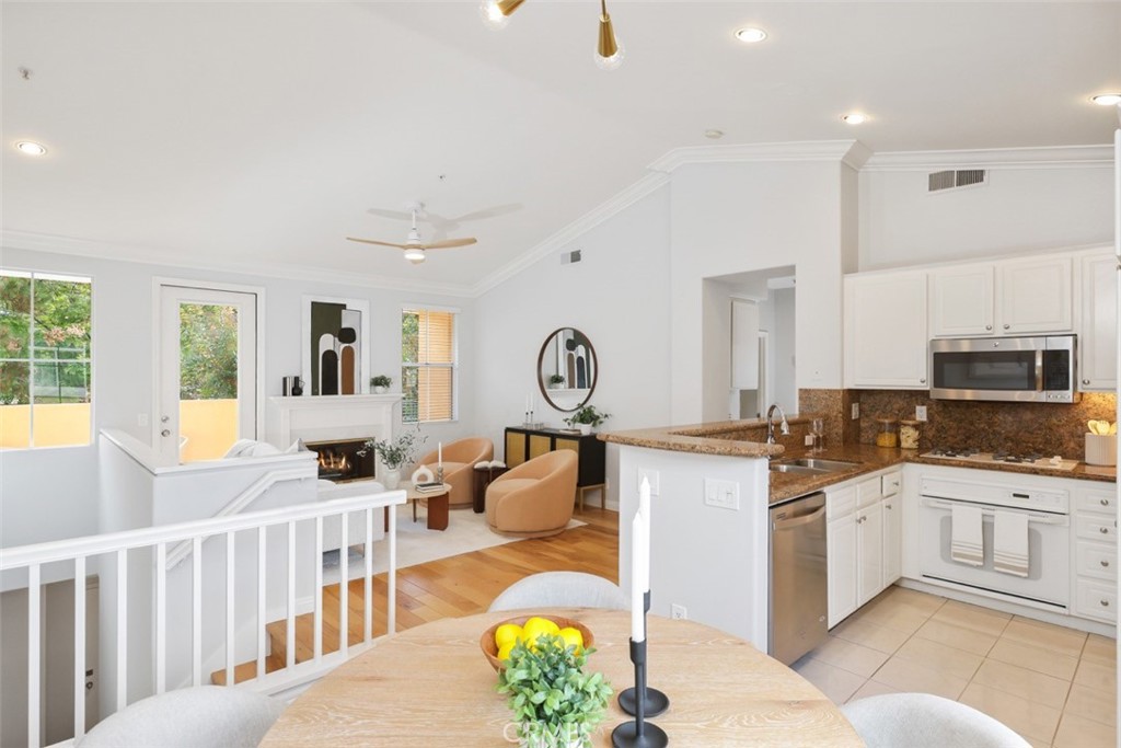 MLS #OC25242305 image #2