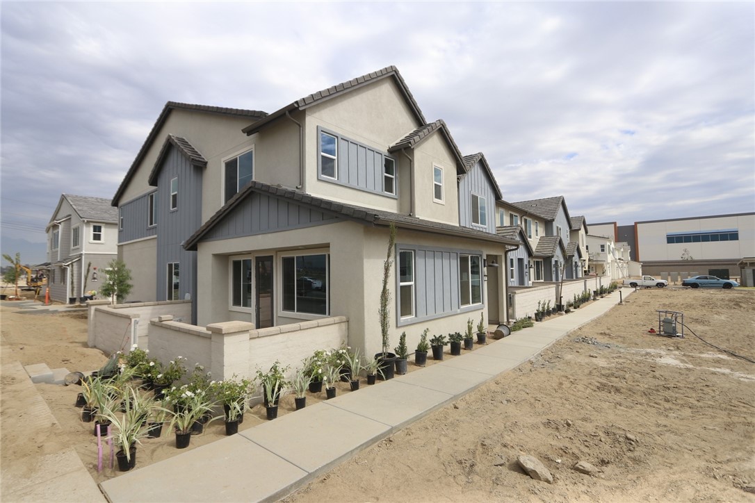 MLS #OC25242526 image #2