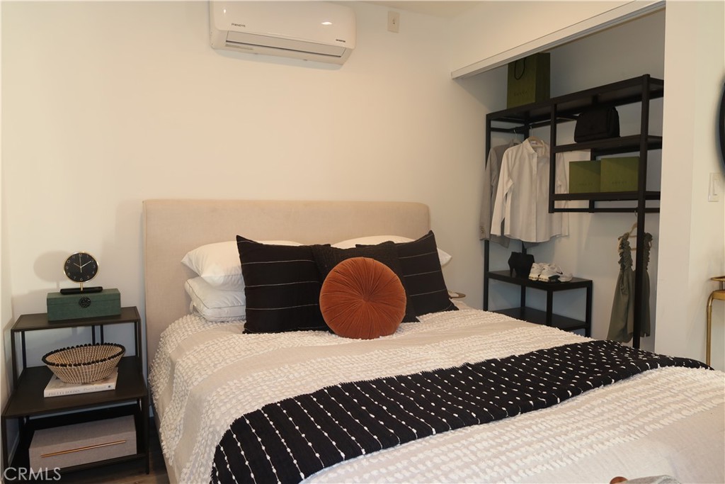 MLS #OC25242922 image #4