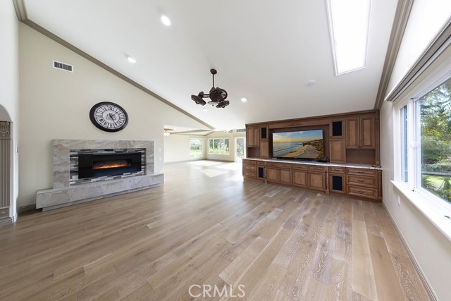 MLS #OC25243522 image #9