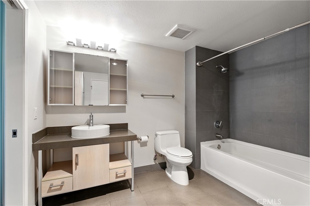 MLS #OC25243611 image #38