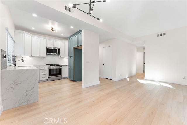 MLS #OC25243931 image #4