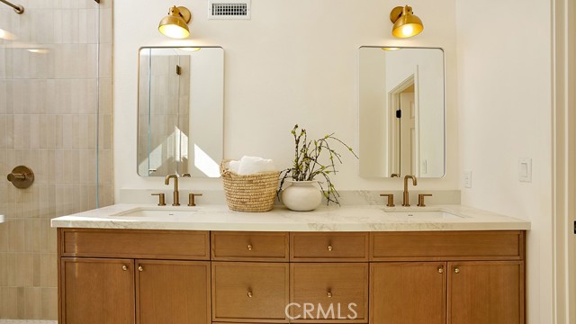 MLS #OC25243973 image #10