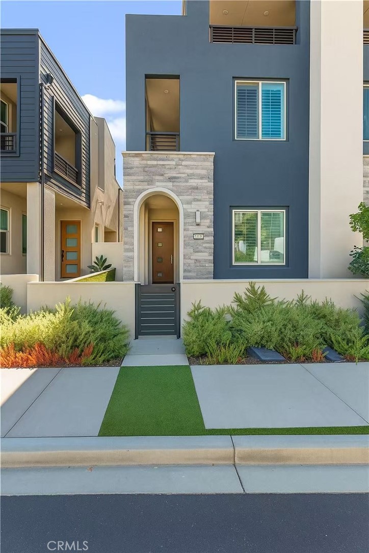 MLS #OC25246810 image #1