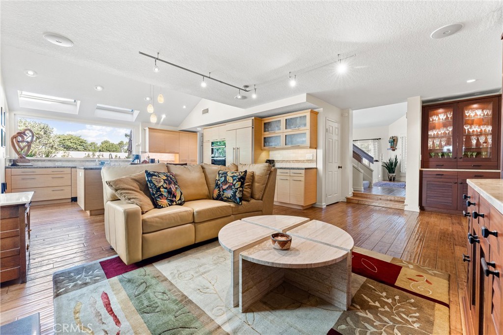 MLS #OC25247566 image #9