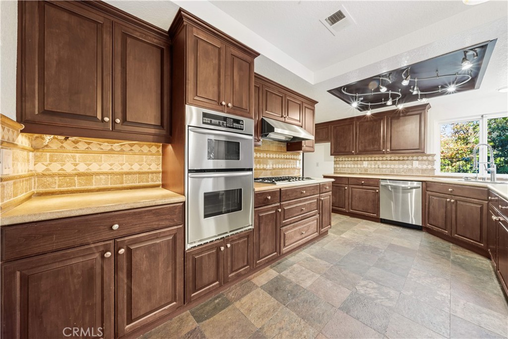 MLS #OC25250292 image #9