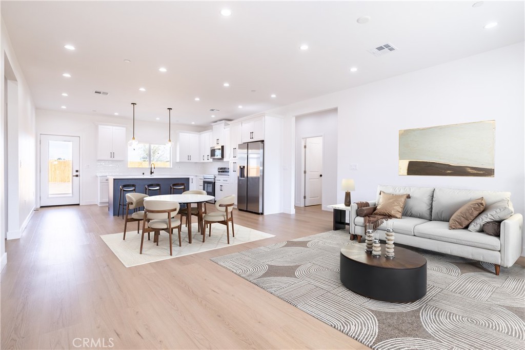 MLS #OC25250558 image #1