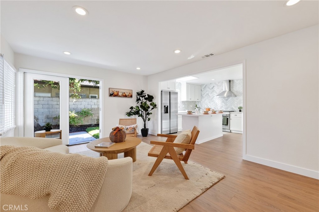 MLS #OC25250695 image #9