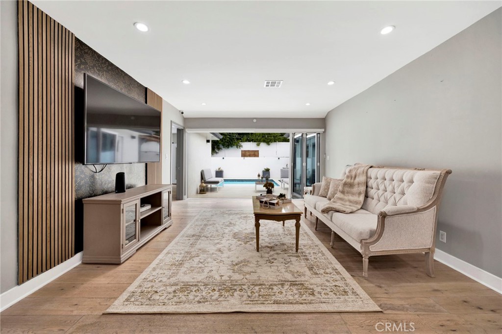 MLS #OC25250905 image #1