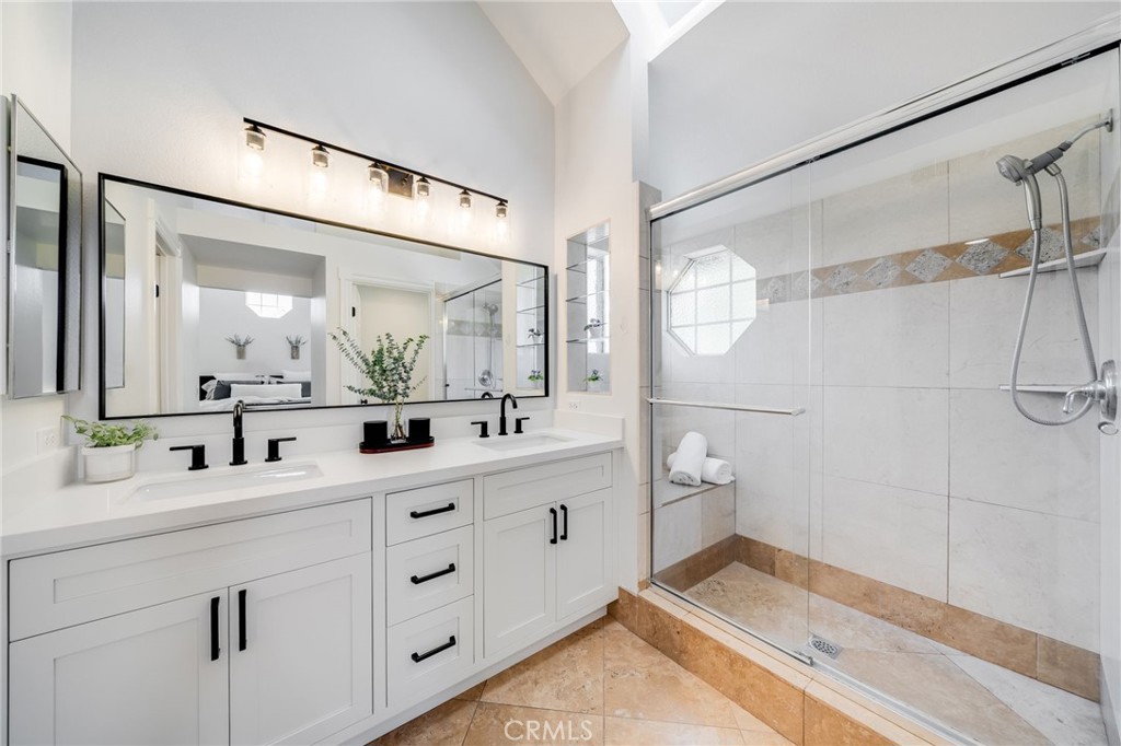 MLS #OC25250983 image #2