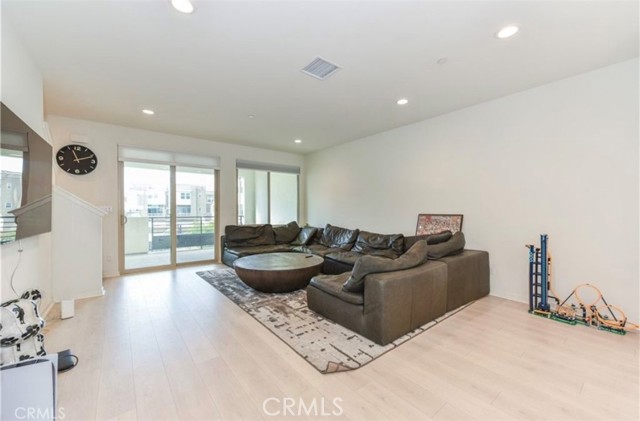 MLS #OC25251140 image #1