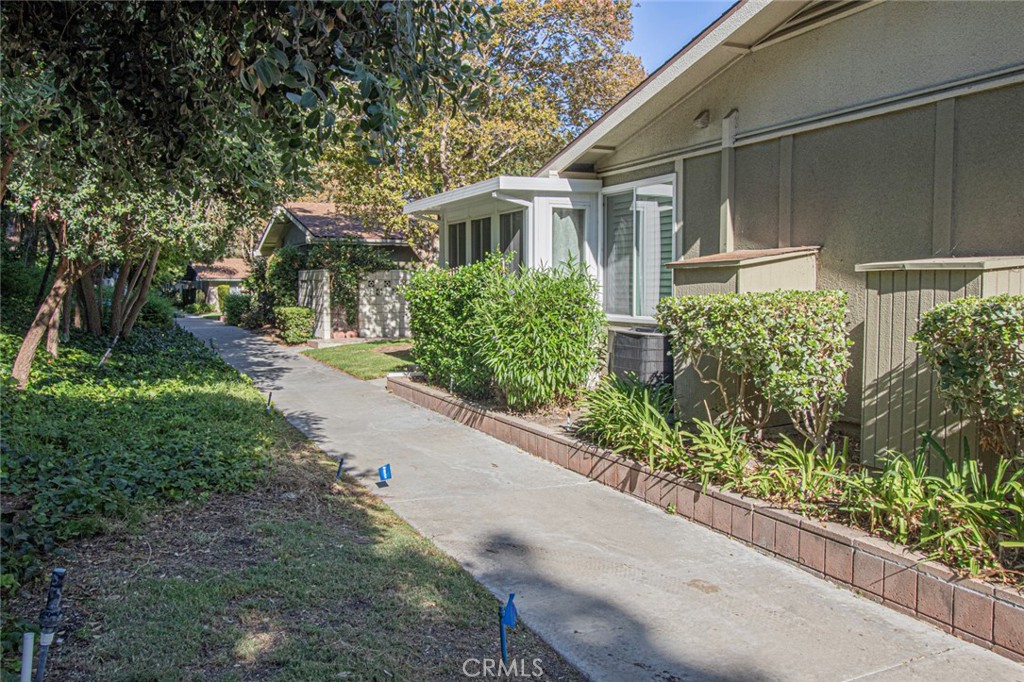 MLS #OC25251618 image #1