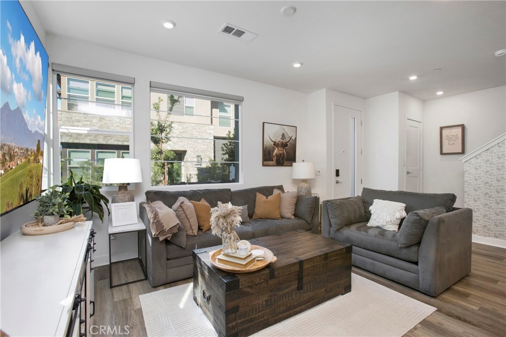 MLS #OC25251886 image #3