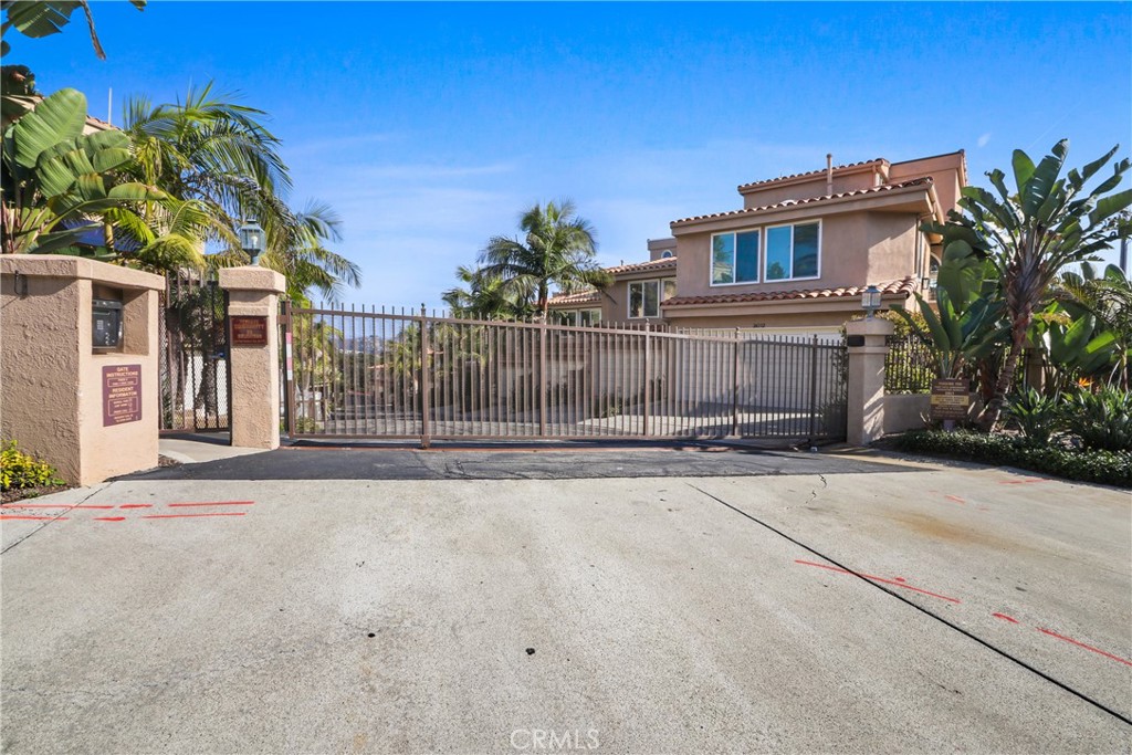 MLS #OC25252160 image #1