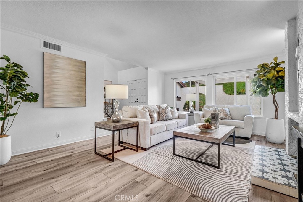 MLS #OC25252197 image #4