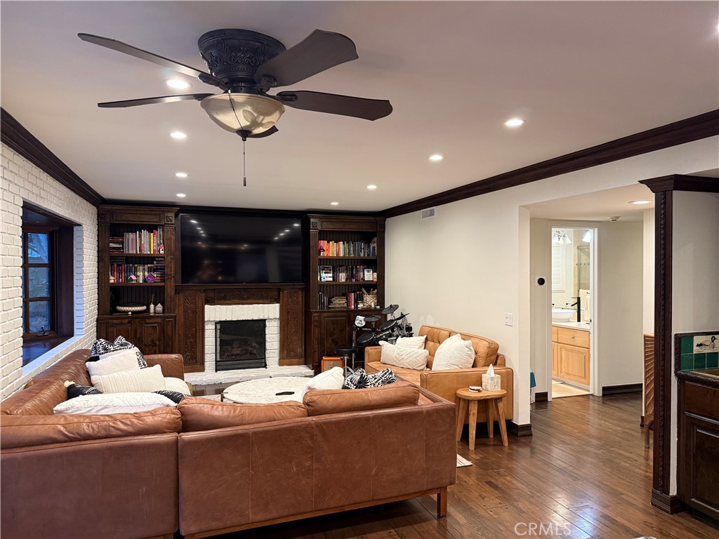 MLS #OC25252932 image #2