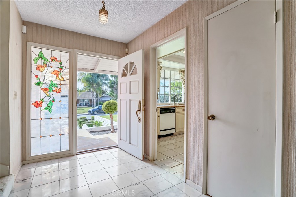 MLS #OC25253377 image #1